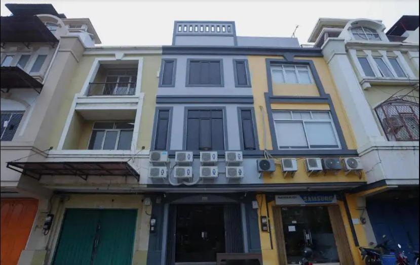 Oyo Life 92883 Kost Ratana Cengkareng Syariah Hotel