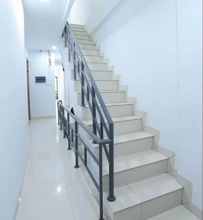 Hotel Oyo Life 92883 Kost Ratana Cengkareng Syariah