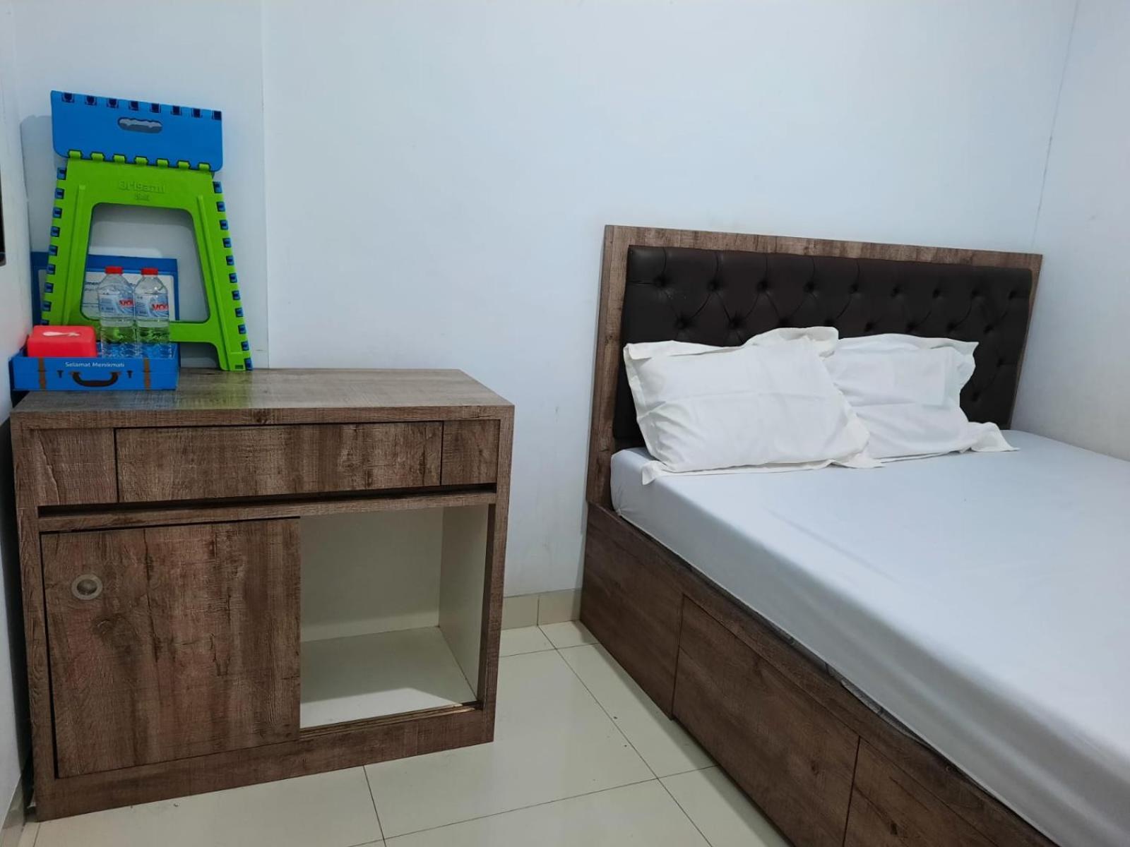 Oyo Life 92883 Kost Ratana Cengkareng Syariah