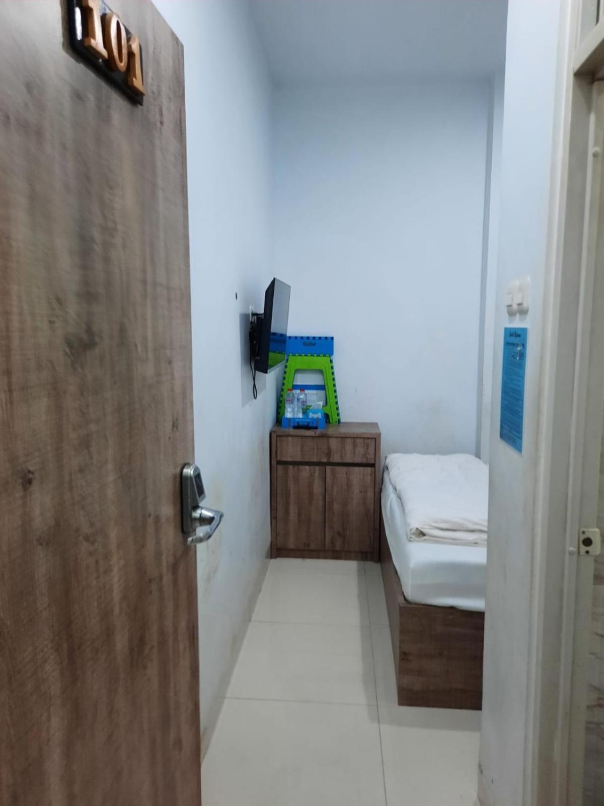 Oyo Life 92883 Kost Ratana Cengkareng Syariah Jakarta